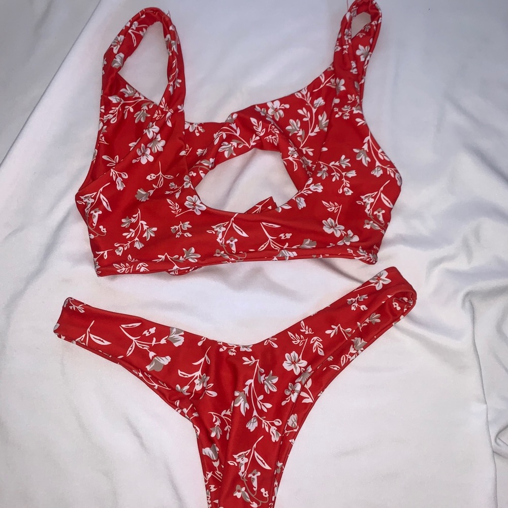 Red bikini - Picture 2 of 3
